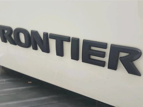 Used 2021 Nissan Frontier SV w/ Midnight Edition Floor Mats AWD/4WD image 17