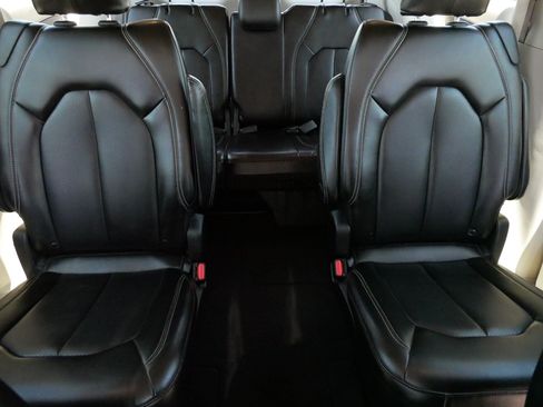 Used 2023 Chrysler Pacifica Touring-L FWD image 13