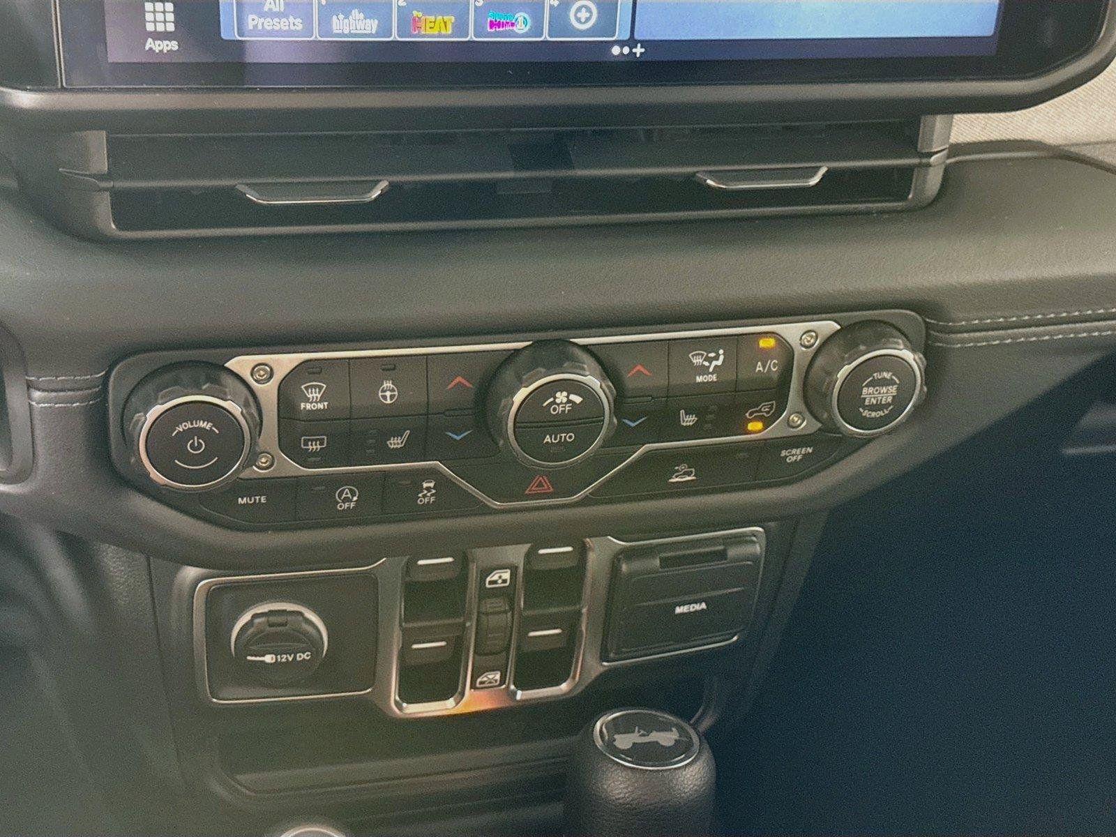Used 2025 Jeep Wrangler Unlimited Sahara AWD/4WD image 9