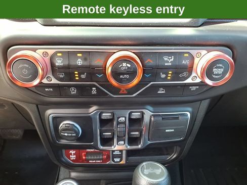 Used 2022 Jeep Wrangler Unlimited Rubicon w/ Cold Weather Group AWD/4WD image 26