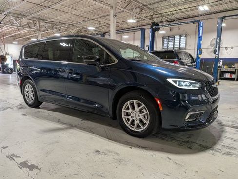 Used 2025 Chrysler Pacifica Select FWD image 2