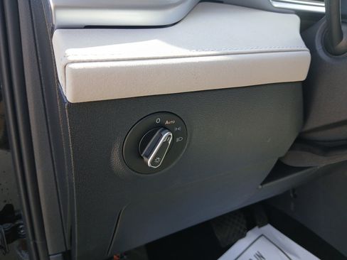 Certified 2025 Volkswagen Taos SE FWD image 12