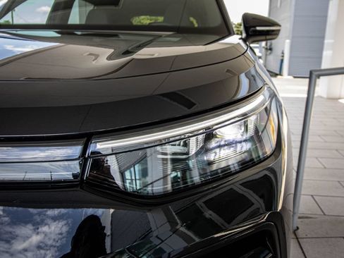 Certified 2025 Volkswagen Tiguan SE R-Line FWD image 7