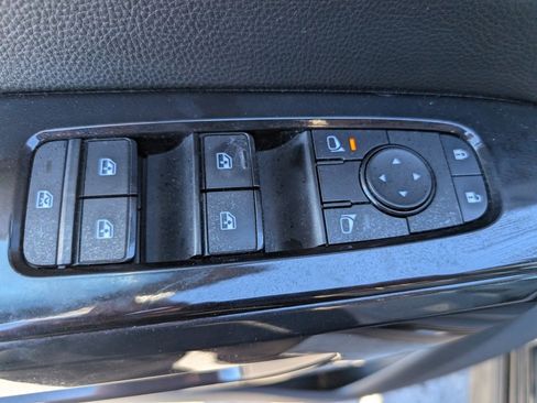 Used 2022 Nissan Pathfinder SV w/ SV Premium Package image 11