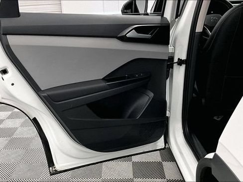 Used 2023 Volkswagen Taos SE w/ Panoramic Sunroof Package FWD image 23