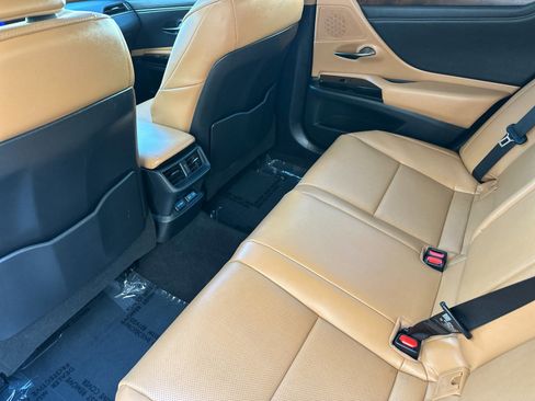 Used 2025 Lexus ES 300h w/ Premium Package image 13
