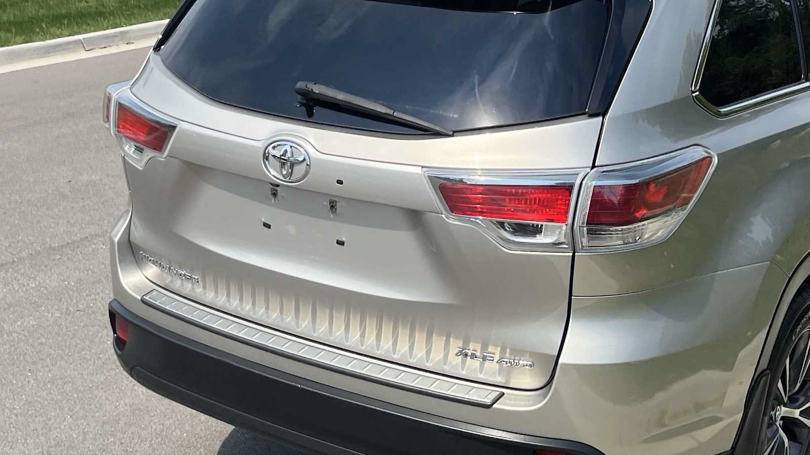 Used 2016 Toyota Highlander XLE w/ Protection Package #3 AWD/4WD image 19