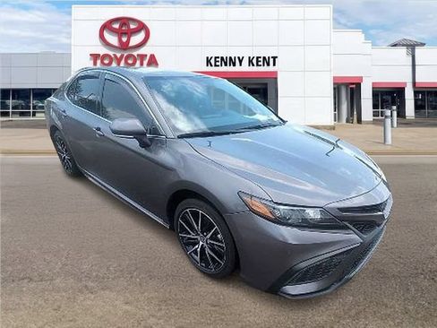 Used 2024 Toyota Camry SE FWD image 1