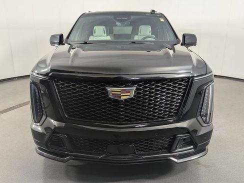 Used 2025 Cadillac Escalade ESV V AWD/4WD image 3