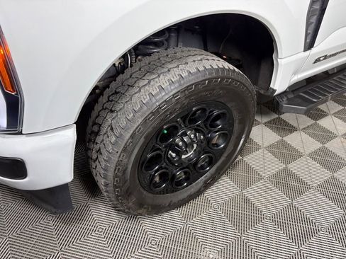 Used 2025 Ford F350 Lariat w/ Black Appearance Package image 11