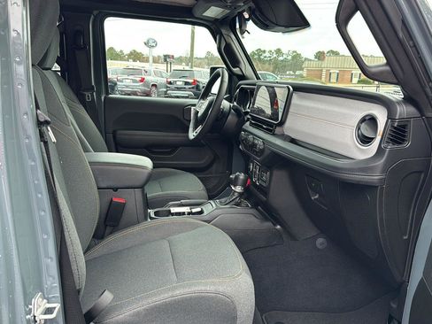 Used 2025 Jeep Wrangler Sahara image 10