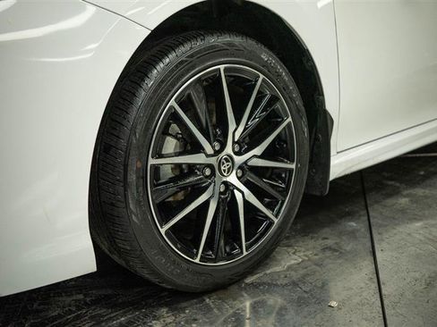 Used 2024 Toyota Camry SE image 3