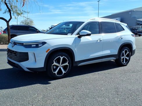 Certified 2025 Volkswagen Tiguan SE image 3