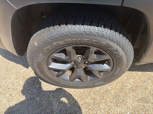 Used 2019 Jeep Cherokee Latitude AWD/4WD image 12