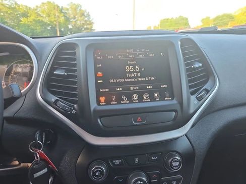 Used 2016 Jeep Cherokee Latitude FWD image 13