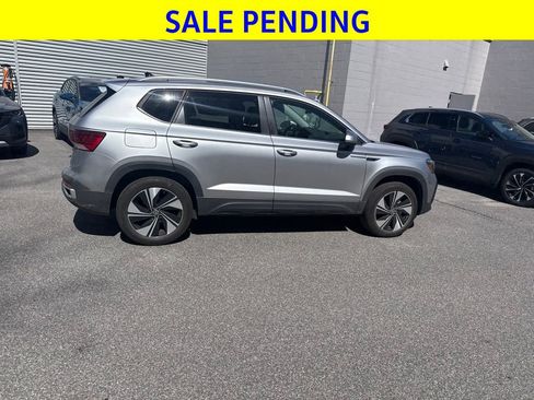 Used 2024 Volkswagen Taos SE w/ Panoramic Sunroof Package AWD/4WD image 9