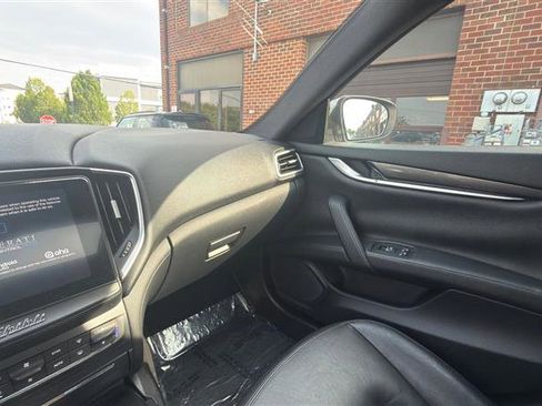 Used 2017 Maserati Ghibli RWD image 31