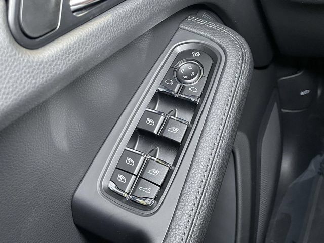 Certified 2025 Porsche Macan AWD/4WD image 36