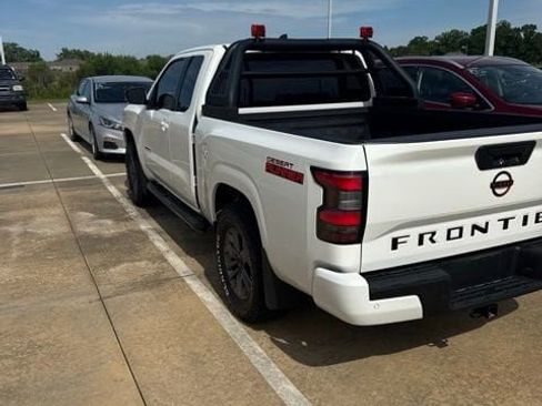 Used 2025 Nissan Frontier SV image 3