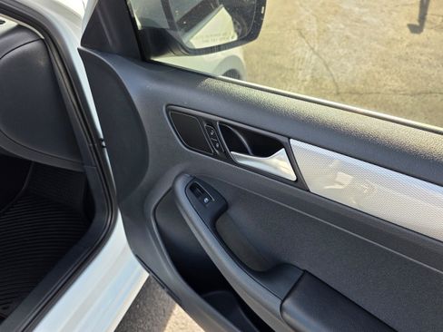 Used 2017 Volkswagen Jetta SE image 24