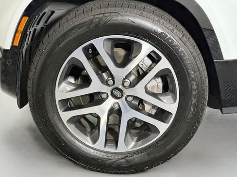 Used 2024 Land Rover Defender 110 X-Dynamic SE AWD/4WD image 11