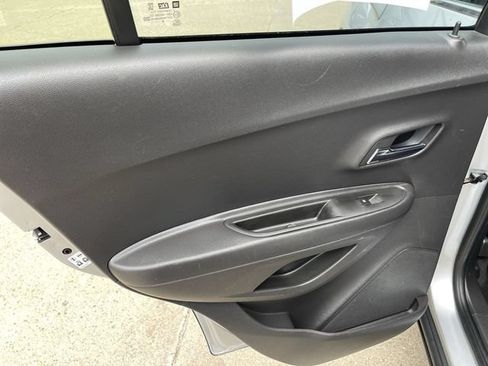 Used 2019 Chevrolet Trax LT w/ LT Convenience Package FWD image 12