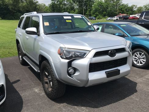 Used 2018 Toyota 4Runner SR5 AWD/4WD image 1