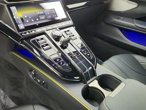 Used 2025 Aston Martin V8 Vantage Coupe image 9