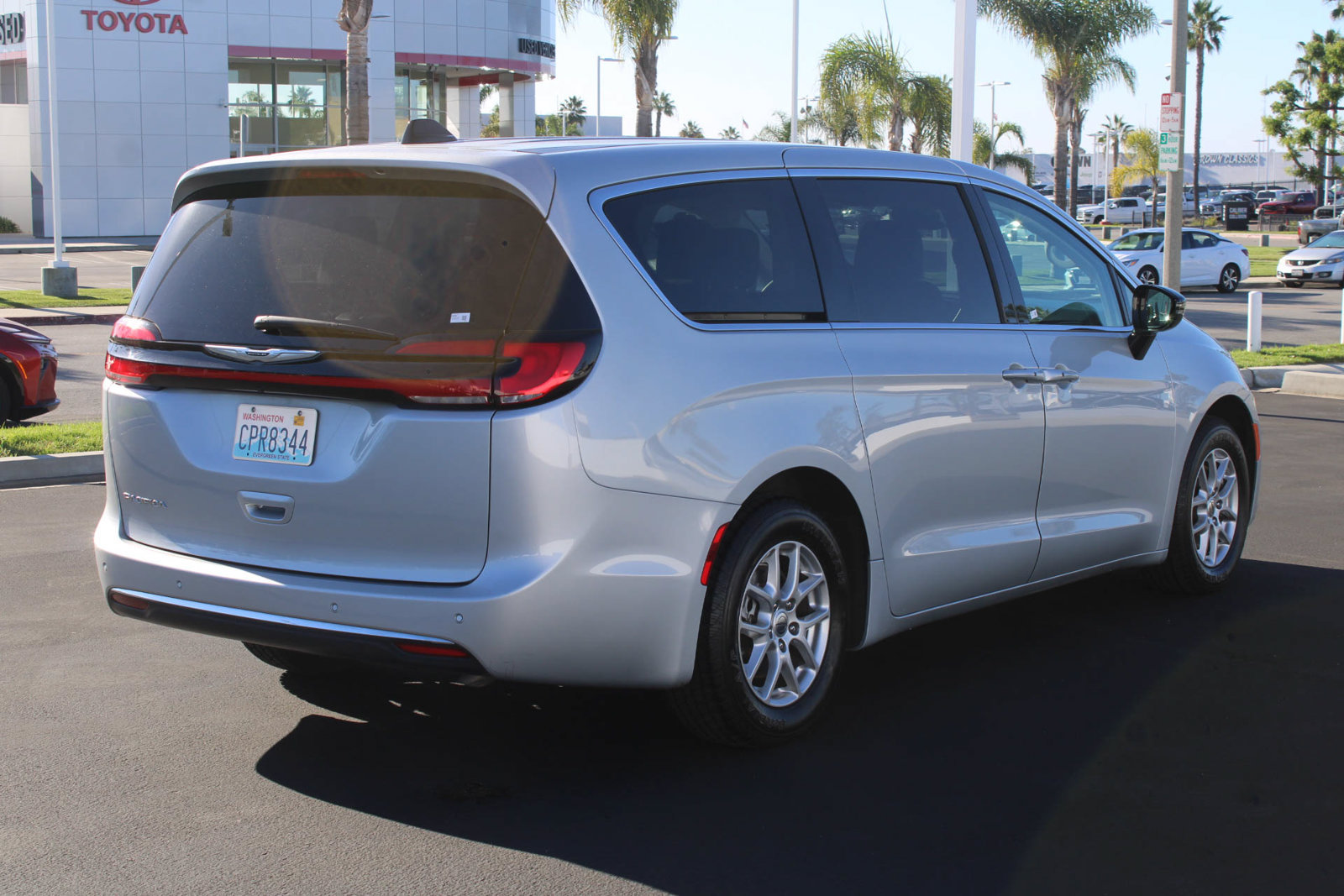 Used 2024 Chrysler Pacifica Touring-L FWD image 4