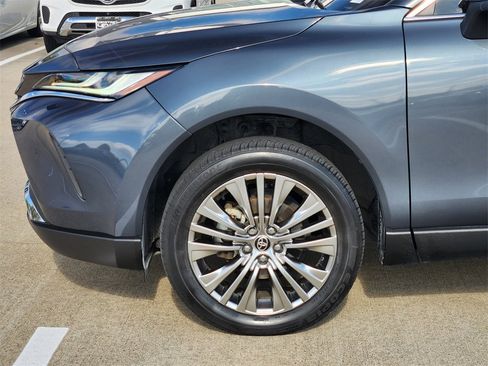 Used 2022 Toyota Venza Limited image 8