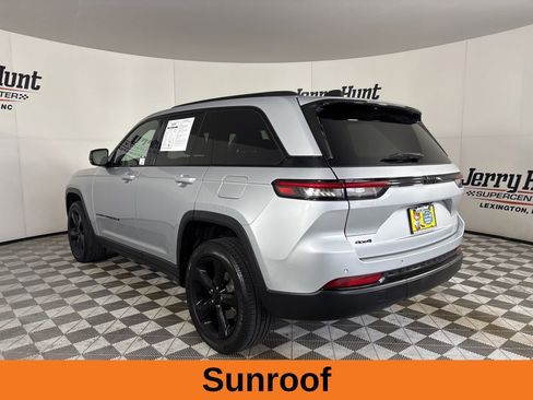 Used 2023 Jeep Grand Cherokee Laredo AWD/4WD image 7