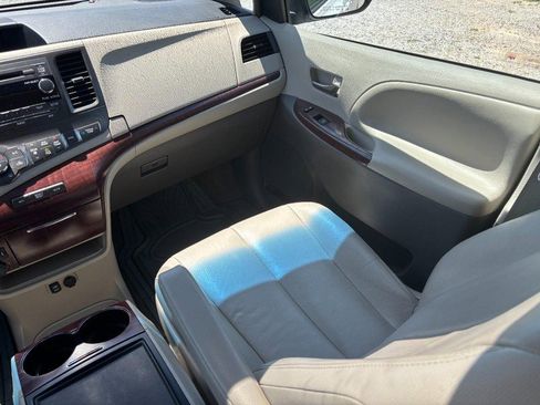 Used 2014 Toyota Sienna XLE FWD image 18