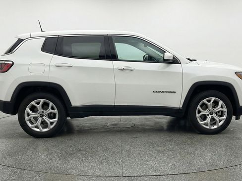 Used 2025 Jeep Compass Latitude AWD/4WD image 11