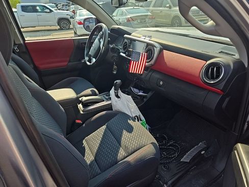 Used 2020 Toyota Tacoma SR5 AWD/4WD image 7