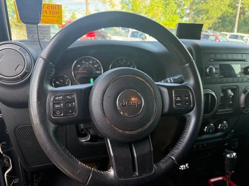 Used 2017 Jeep Wrangler Unlimited Rubicon w/ Connectivity Group AWD/4WD image 32
