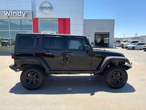 Used 2012 Jeep Wrangler Unlimited Rubicon w/ Dual Top Group AWD/4WD image 8