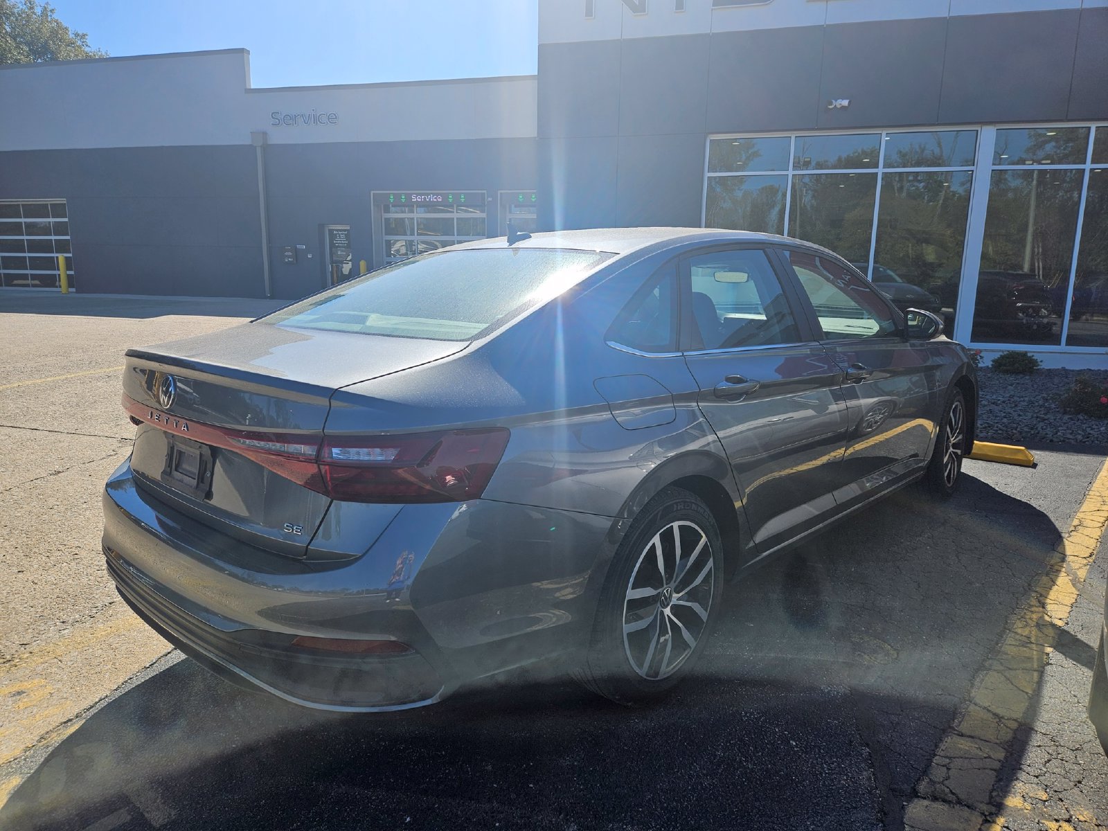 Used 2025 Volkswagen Jetta SE FWD image 3