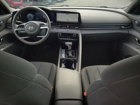 Used 2025 Hyundai Elantra SEL image 21