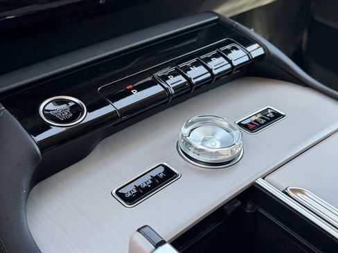 Used 2025 Lincoln Navigator Reserve AWD/4WD image 27
