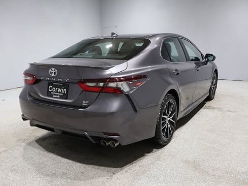 Used 2023 Toyota Camry SE image 2