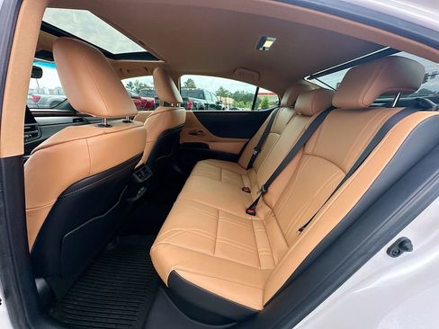 Used 2024 Lexus ES 300h w/ Technology Package FWD image 17