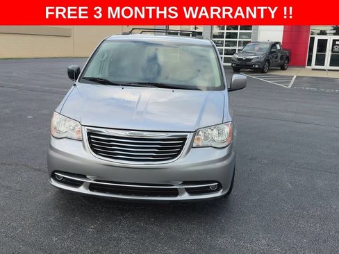 Used 2016 Chrysler Town & Country Touring FWD image 3