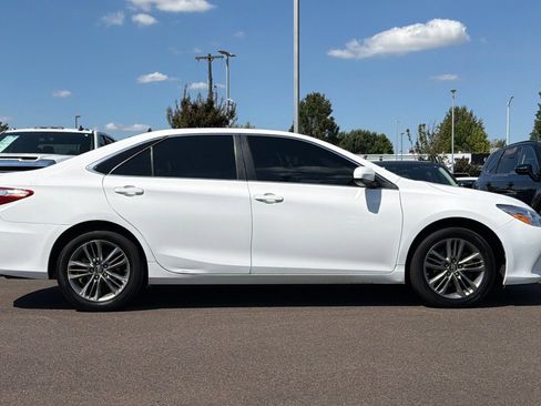 Used 2017 Toyota Camry SE FWD image 3