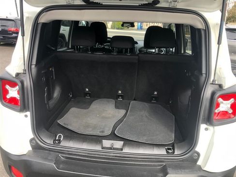 Used 2018 Jeep Renegade Latitude FWD image 8