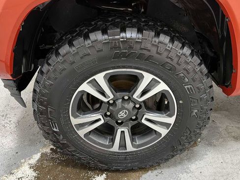Used 2018 Toyota Tacoma TRD Sport image 10