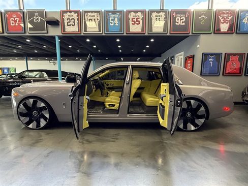 Used 2024 Rolls-Royce Phantom Sedan RWD image 1