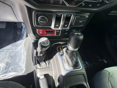 Used 2025 Jeep Wrangler Sport image 22