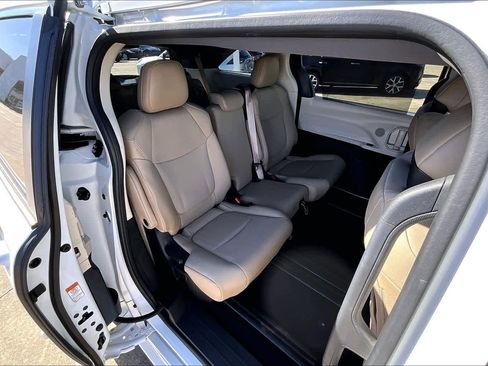 Used 2022 Toyota Sienna XLE image 20