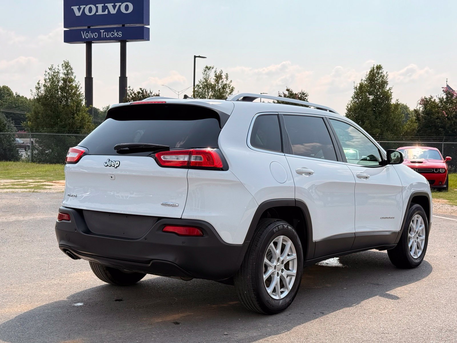 Used 2018 Jeep Cherokee Latitude w/ Safety Group AWD/4WD image 9