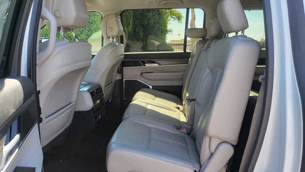 Used 2024 Jeep Wagoneer L Series II w/ Flexible Seating Group RWD image 29